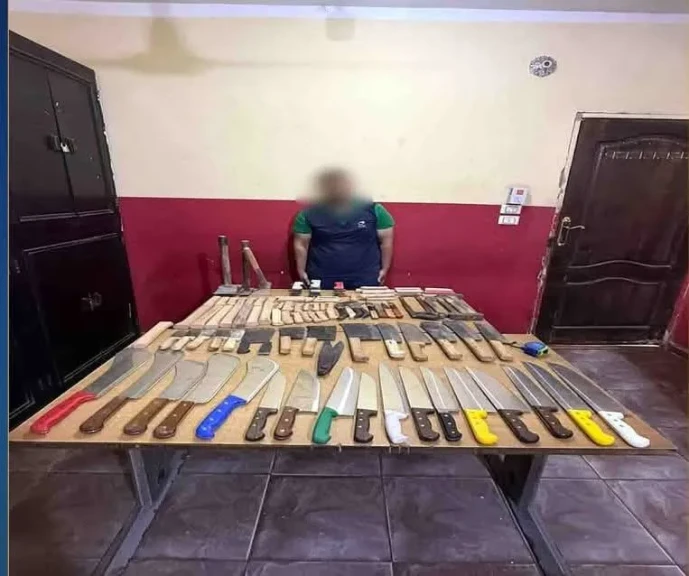 الداخلية:ضبط أحد الأشخاص لقيامه بإدارة ورشة لتصنيع الأسلحة البيضاء بالوراق