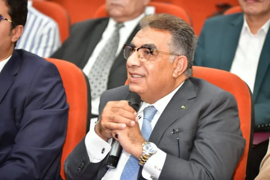 محافظ الدقهلية يجتمع بوكلاء الوزارات ورؤساء المرافق لرفع جاهزية مواجهة الأزمات والكوارث .