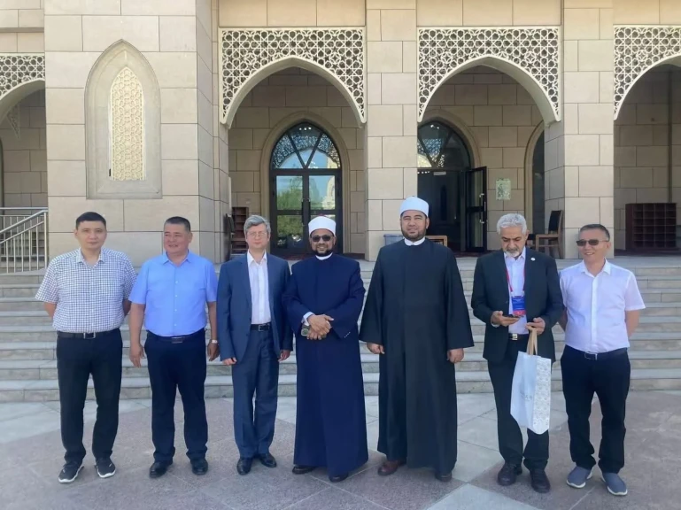أمين البحوث الإسلامية يزور مسجد الساحة البيضاء ومعهد العلوم الإسلامية بـ شينجيانج