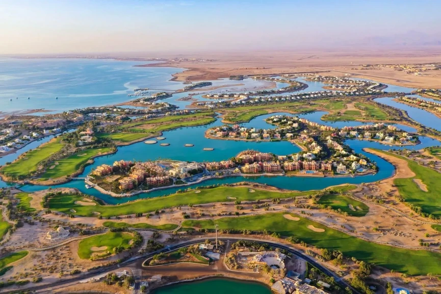الجونة تحتفل بالذكرى الخامسة والثلاثين لتأسيسها وسط إقبال متزايد من المستثمرين وأصحاب المنازل