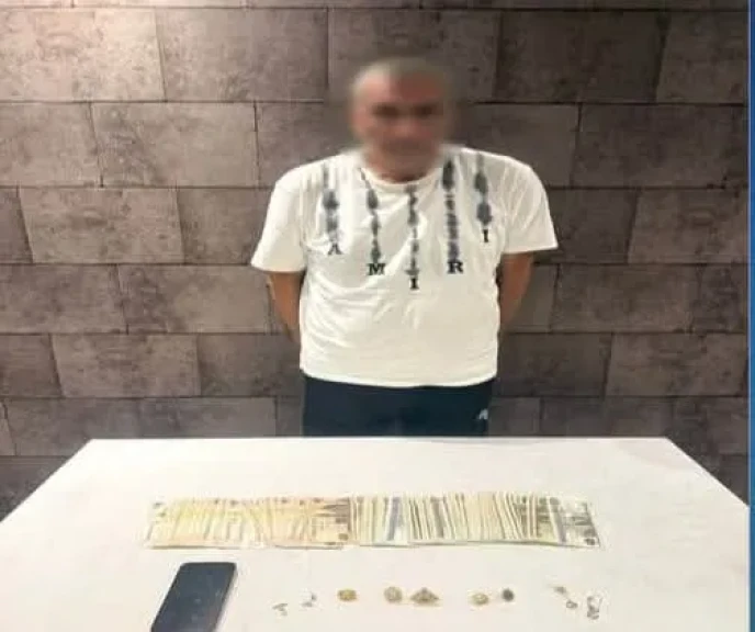 الداخلية: ضبط أحد الأشخاص لسرقة كمية من المشغولات الذهبية من بعض السيدات بالقاهرة