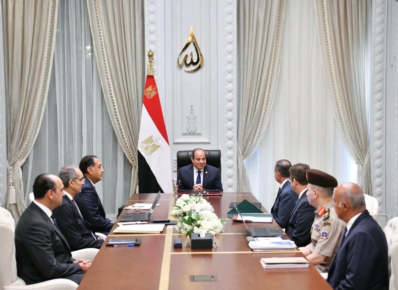 الرئيس السيسي يجتمع مع عدد من المسؤولين لبحث تطوير شبكات الاتصالات