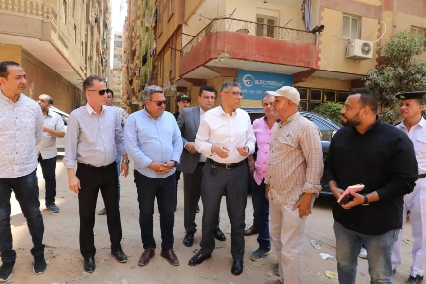 محافظ الجيزة يقود أعمال إزالة 6 أبراج مخالفة بشارع اللبيني بحي الهرم