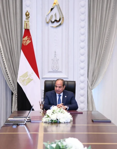 الرئيس عبد الفتاح السيسي يجتمع مع السيد حسن عبد الله محافظ البنك المركزي.