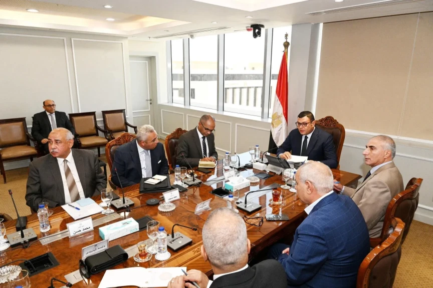 وزير الإسكان يعقد اجتماعًا موسعًا مع رؤساء وممثلي الجهات التابعة للوزارة