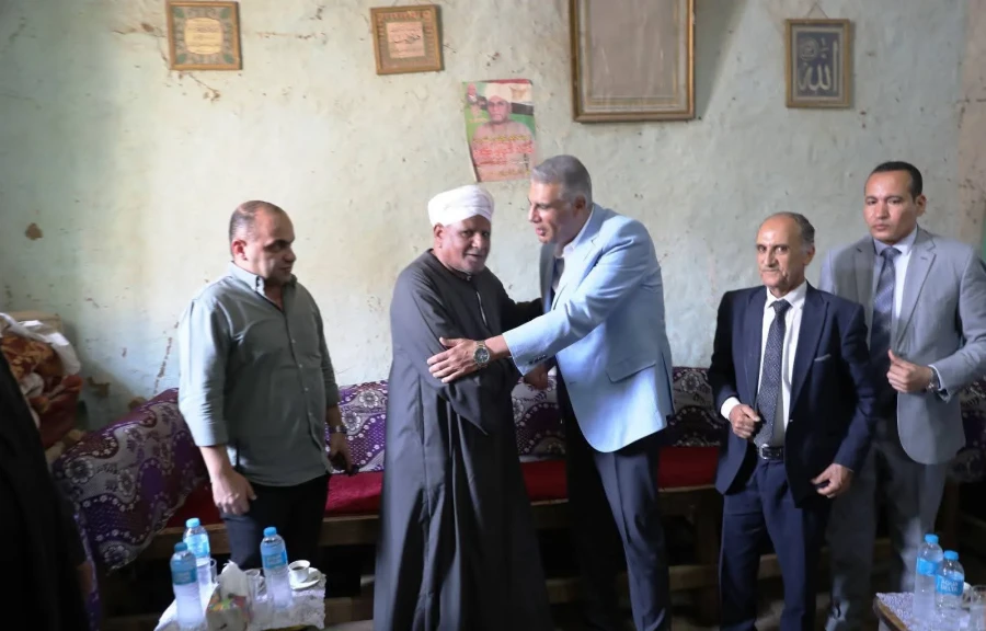 محافظ أسوان يقدم واجب العزاء لأسرة الفقيد الراحل تقادم أحمد الليثى