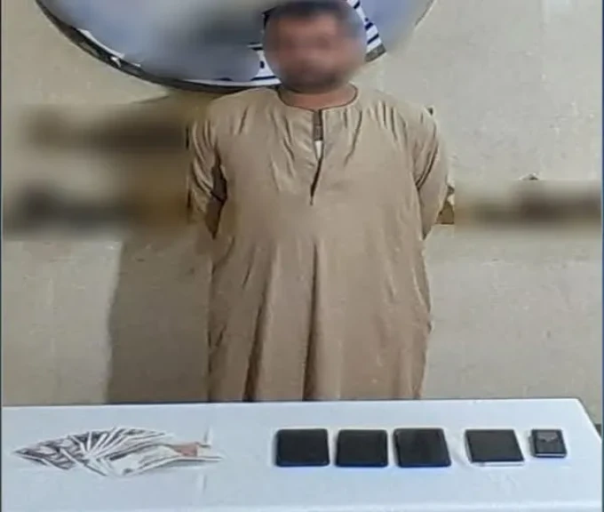 الداخلية:ضبط أحد الأشخاص لقيامه بانتحال صفة خدمة العملاء بأحد البنوك