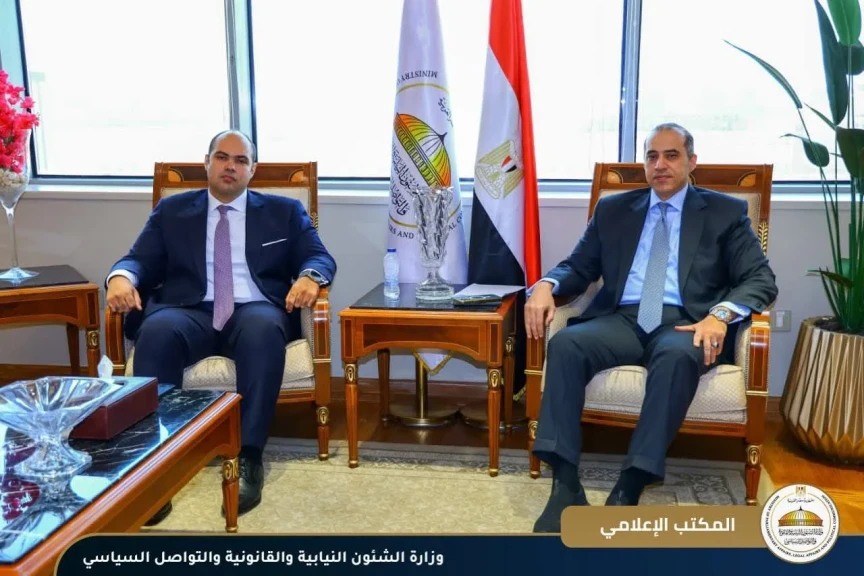 وزير الشئون النيابية والقانونية يلتقي وزير المالية ورئيس جهاز حماية المنافسة ومنع الممارسات الاحتكارية