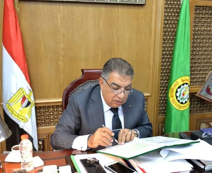 محافظ الدقهلية يقرر إيقاف سيارة ”تاكسي” لمدة شهر بسبب طلب السائق أجرة أزيد من قراءة العداد،