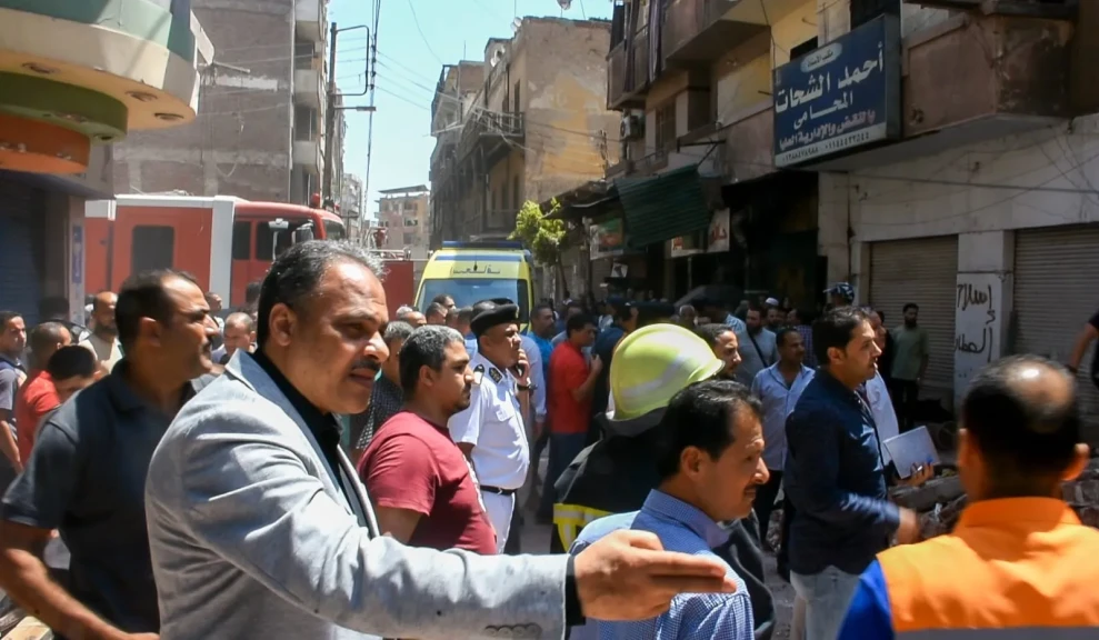 محافظ الشرقية يُتابع الإجراءات الميدانية بحادث سقوط منزل قديم