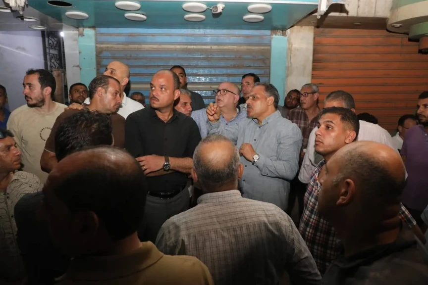 ليلاً ... محافظ الشرقية يتفقد أعمال رفع أنقاض المنزل المنهار بشارع مولد النبي بمدينة الزقازيق