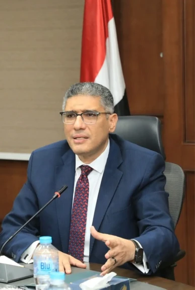 محافظ الجيزة يعقد لقاءً موسعًا مع رؤساء الأحياء لمناقشة ملفات العمل
