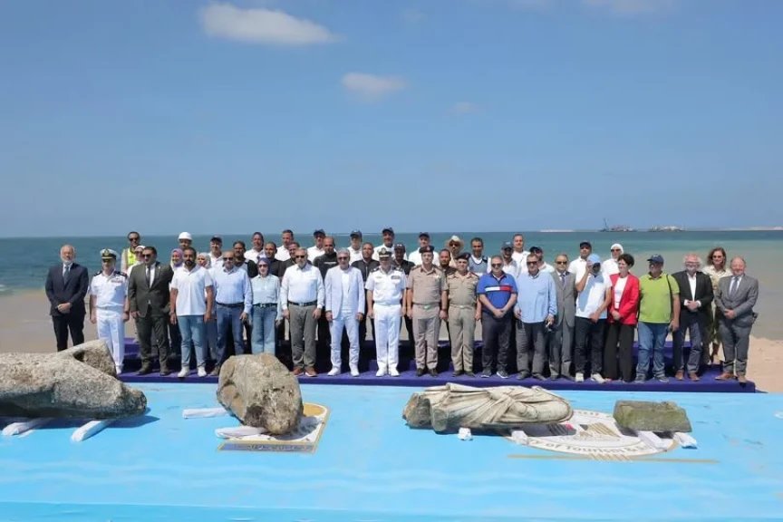 وزير السياحة والآثار ومحافظ الإسكندرية وقائد القوات البحرية وقائد المنطقة الشمالية العسكرية يشهدون انتشال ثلاث قطع أثرية ضخمة من مياه أبو قير
