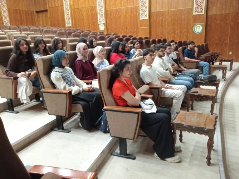 كلية طب المستنصرية ببغداد تقيم محاضرة تثقيفية عن الأخلاق الحميدة والقيم الإنسانية النبيلة في مهنة الطب