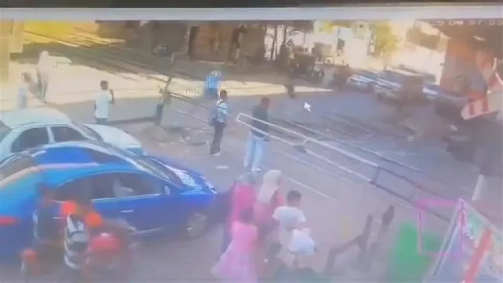 شاهد لحظة تحبس الأنفاس.. إنقاذ عامل مزلقان لشاب قبل أن يدهسه القطار في بني سويف