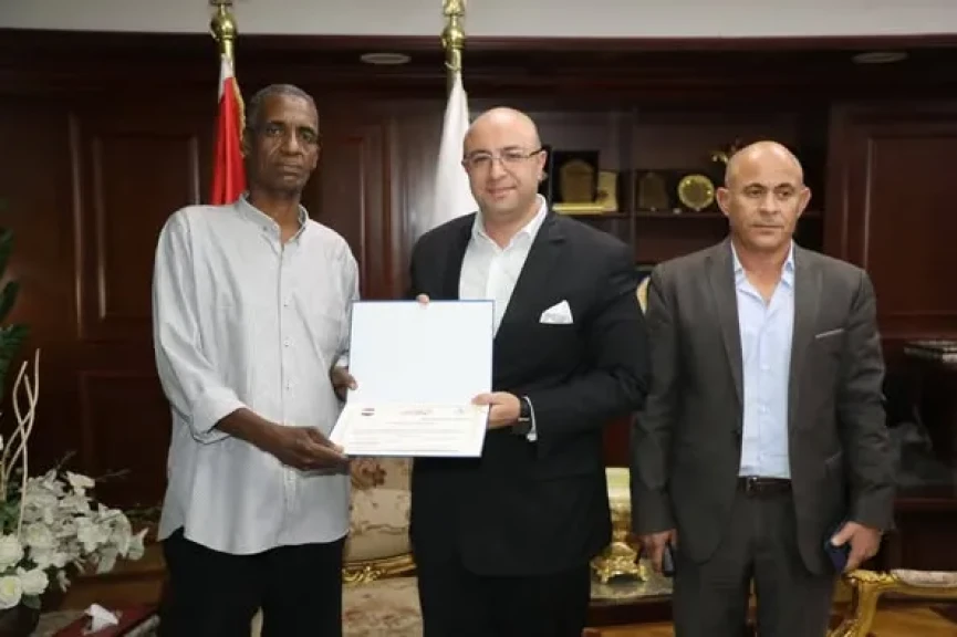 محافظ بني سويف يُكرّم عامل مزلقان السادات الذي أنقذ شابًا من الموت