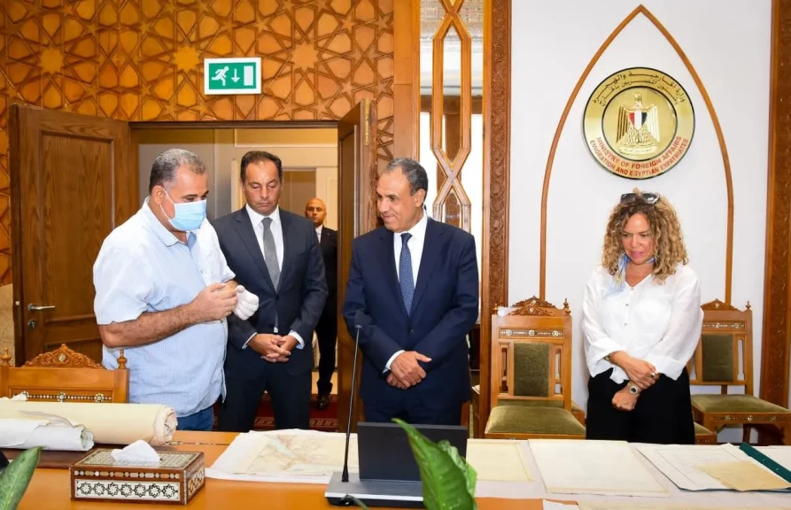 وزير الخارجية يتابع مشروع توثيق المستندات ذات القيمة التاريخية