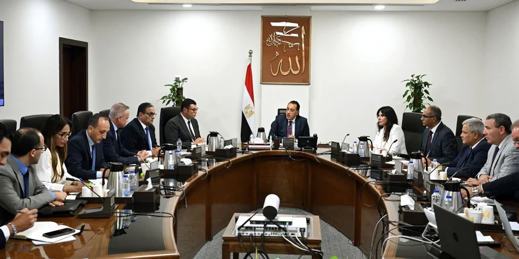 رئيس الوزراء يُتابع الإجراءات والموقف التنفيذي لمشروعات تحلية مياه البحر