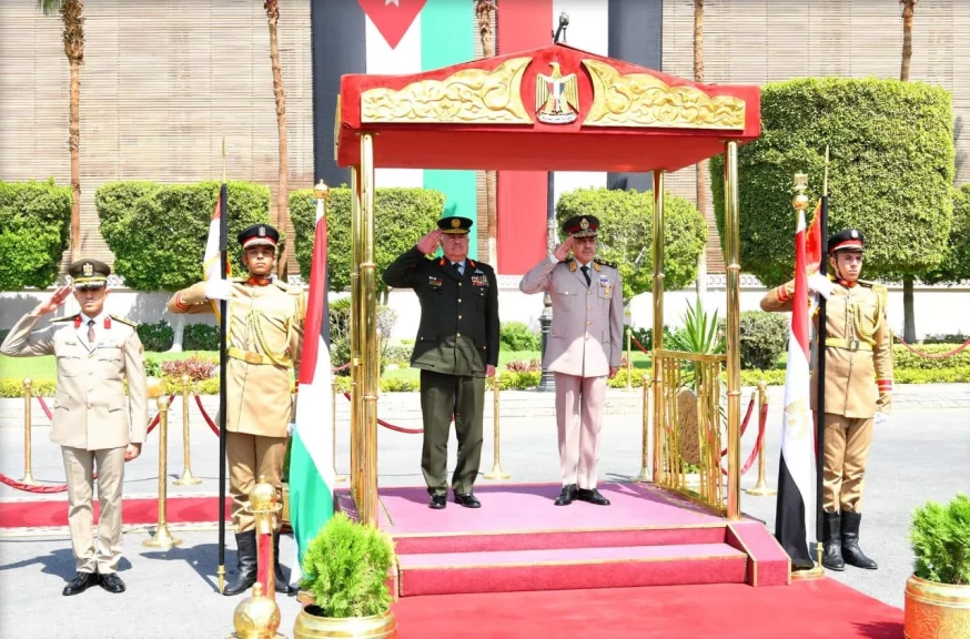 وزير الدفاع ورئيس الأركان يلتقيان رئيس هيئة الأركان المشتركة للقوات المسلحة الأردنية