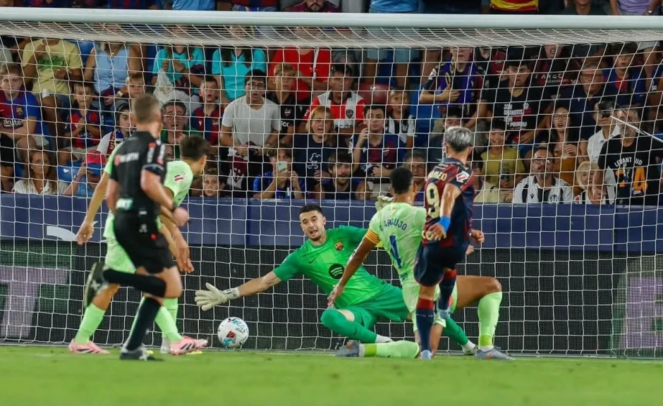 برشلونة يفتقد صمام أمانه الدفاعي بعد رحيل إنييغو مارتينيز