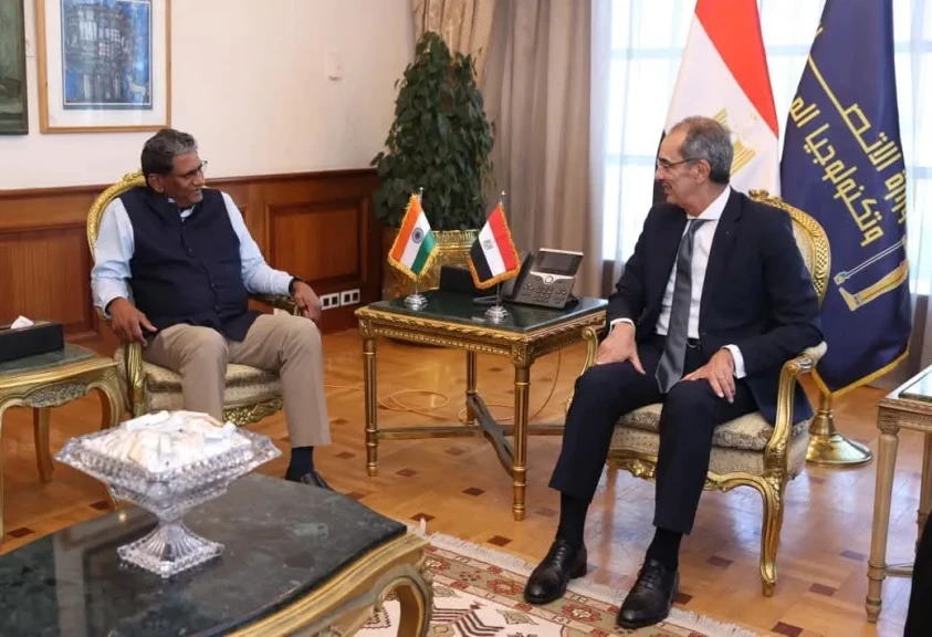 وزير الاتصالات يبحث مع سفير الهند بالقاهرة تعزيز التعاون فى مجالات التعهيد وبناء القدرات الرقمية والذكاء الاصطناعى