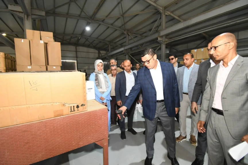 وزير الإسكان يتفقد محطة الصرف الصحي رقم (12) بمنطقة الأندلس في التجمع الثالث