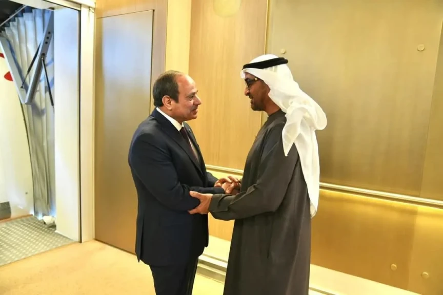 الرئيس السيسي يستقبل رئيس دولة الإمارات بمطار العلمين