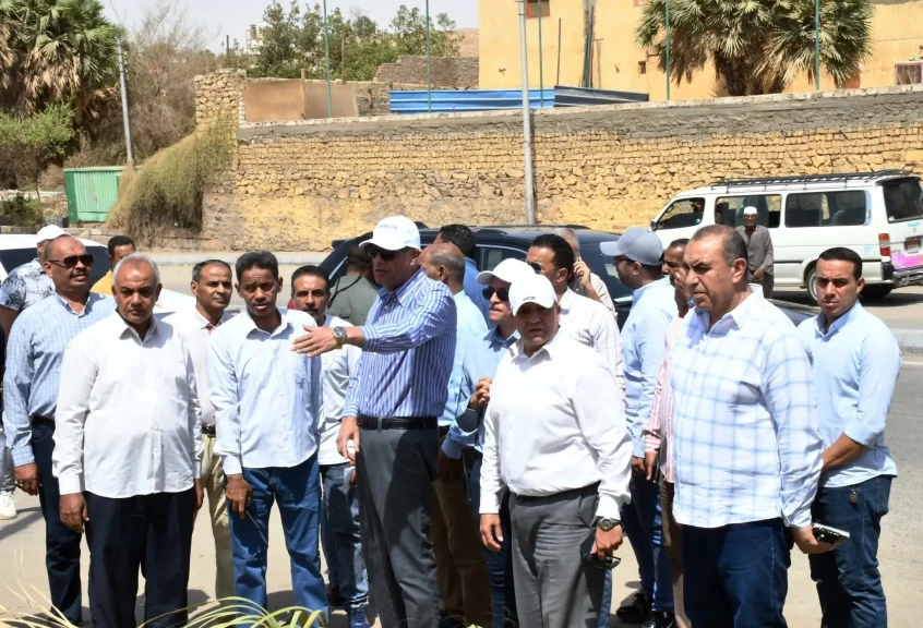 محافظ أسوان يوجه لإقامة سلسلة من الكرفانات أو المحلات الخفيفة بالسور الأمامي
