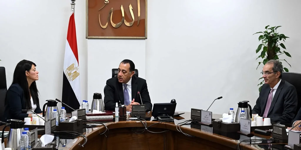 رئيس الوزراء يستعرض خطط الدولة للتحول الرقمي وجذب المزيد من الاستثمارات إلى مصر في مجال الاتصالات