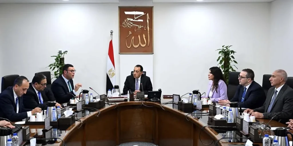 رئيس الوزراء يتابع مع وزير الإسكان موقف ”سكن لكل المصريين” ومبادرة ”بيتك في مصر” المقرر طرحها للمصريين بالخارج