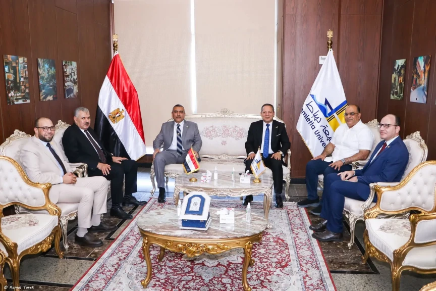 نائب رئيس هيئة ميناء دمياط يشارك في تحكيم رسالة ماچستير