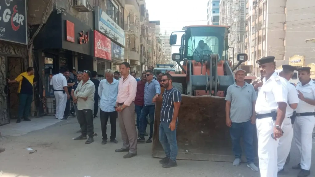 حملة مكبرة لإزالة الأكشاك المخالفة والباعة الجائلين بشارع فاروق بمدينة الزقازيق