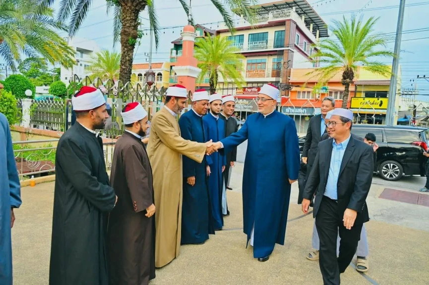 مفتي الجمهورية يلتقي عددًا من القادة الدينيين والجاليات المسلمة بالمسجد المركزي بجنوب تايلاند