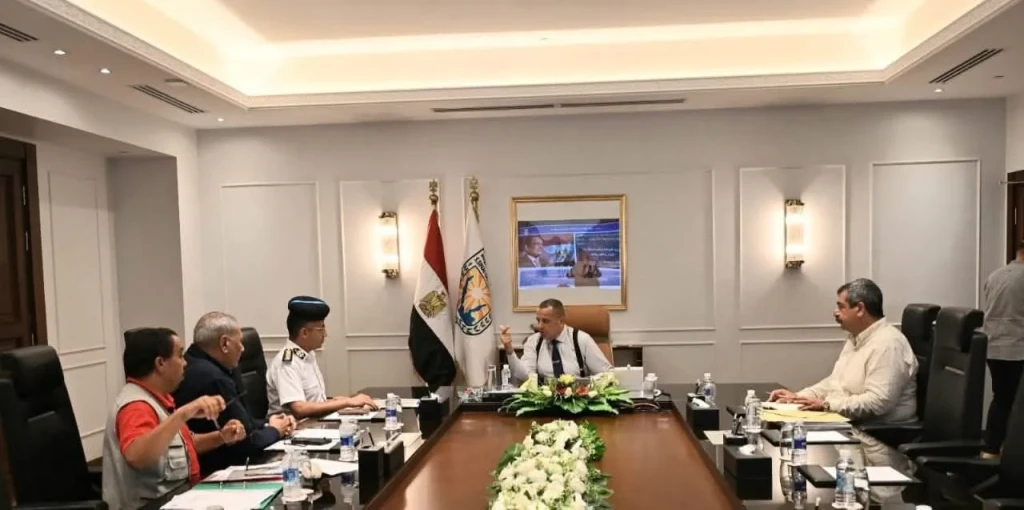 محافظ جنوب سيناء يناقش خطة مرورية شاملة لتأمين عبور الطلاب بجامعة الملك سلمان والمدارس
