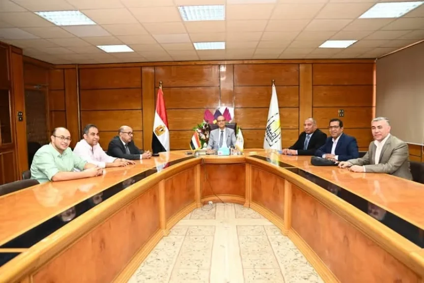رئيس جامعة أسيوط يبحث مع وكيل وزارة الصحة تعزيز التعاون بين جامعة أسيوط ومديرية الصحة