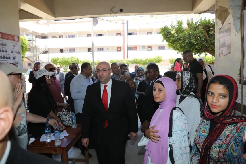 محافظ بني سويف يتابع خلال تفقده بعض اللجان أعمال التصويت في أول أيام  الإعادة