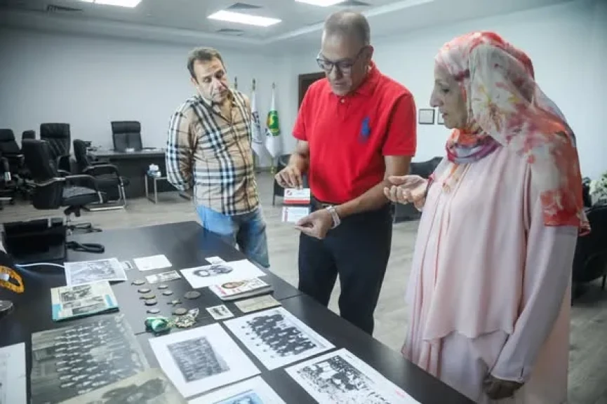 أسرة أسطورة الكرة المصرية عبد الكريم صقر تهدي أبرز مقتنياته لاتحاد الكرة