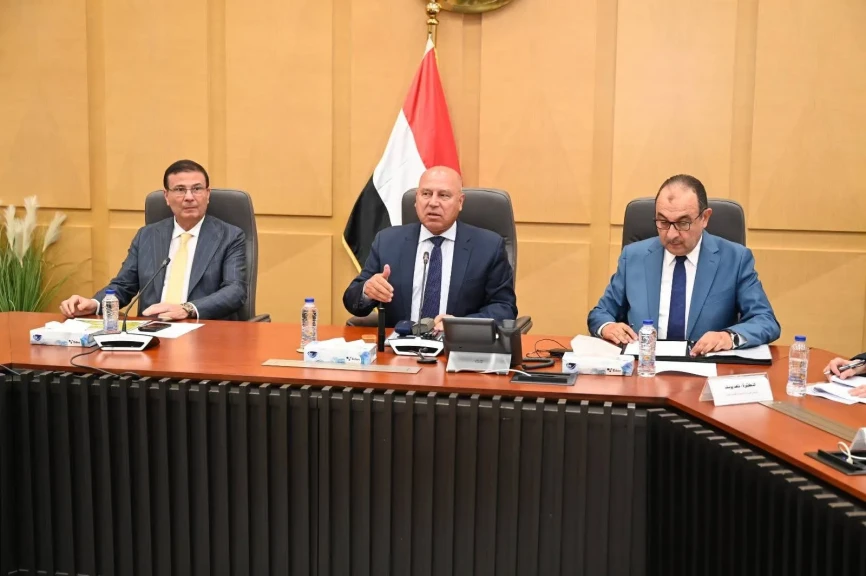 وزراء الصناعة والري والزراعة يبحثون خطة تحويل الكتان المصري إلى صناعة استراتيجية تدعم الملابس والزيوت والأخشاب