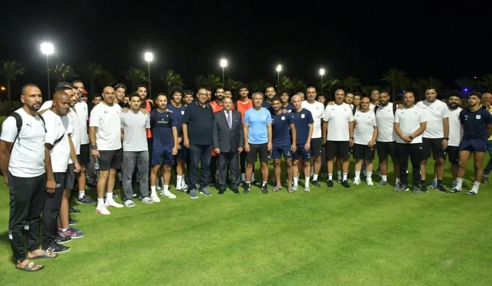 محافظ بورسعيد يزور فريق النادي المصري ويطالب اللاعبين بالعودة للانتصارات