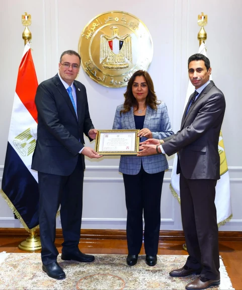 وزيرة التنمية المحلية تتسلم شهادة اعتماد مركز سقارة للتدريب لأول مرة