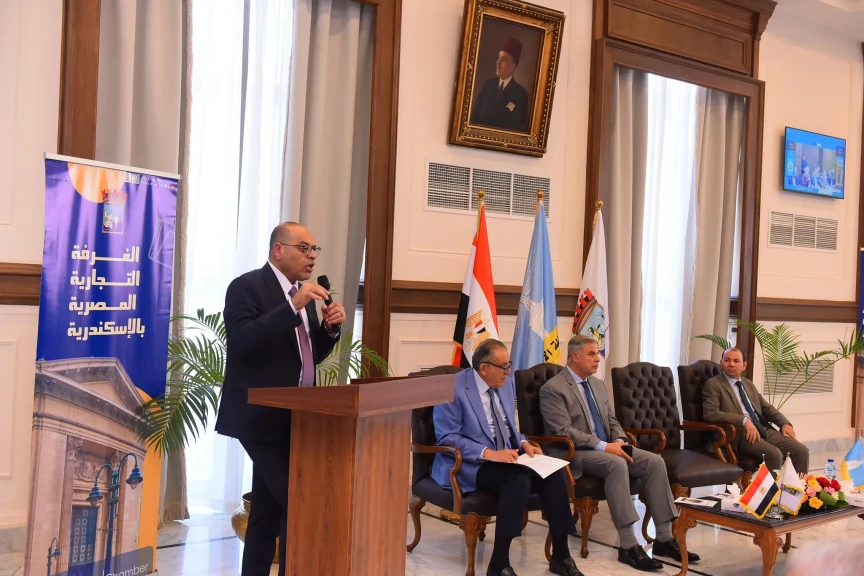 وزير العمل ومحافظ الإسكندرية يفتتحان ندوة تثقيفية حول قانون العمل الجديد.. بالتعاون مع ”الغرفة التجارية”