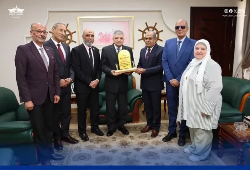 الفريق أسامة ربيع يُكرم أوائل الثانوية العامة والإعدادية بمدارس هيئة قناة السويس بمدن القناة