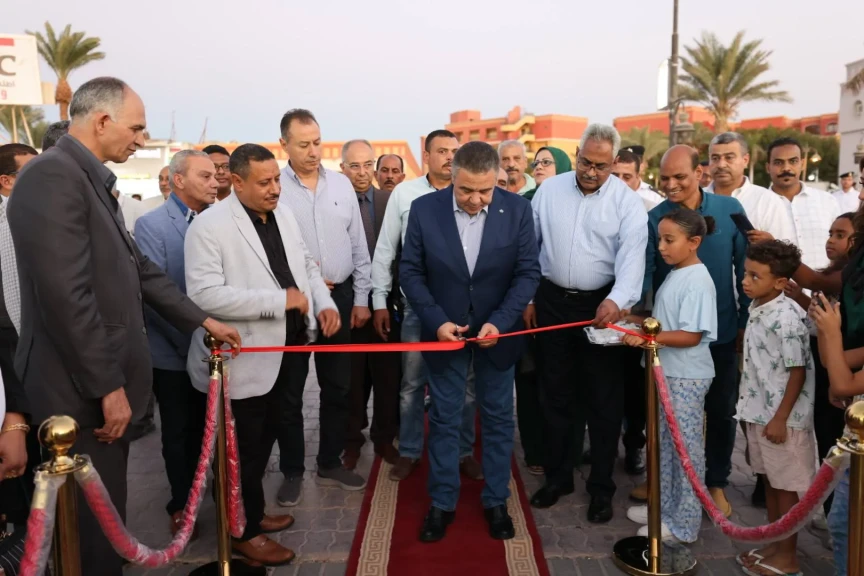 محافظ البحر الأحمر يفتتح معرض ” أيد حكاية ” للحرف اليدوية والتراثية بمدينة الغردقة