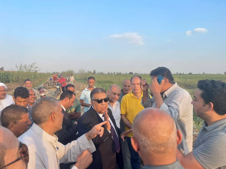 محافظ الدقهلية يتفقد مصرف طنبول بالسنبلاوين بعد شكوى المزارعين ... ويوجه بحلول عاجلة لإنقاذ الأراضي الزراعية .