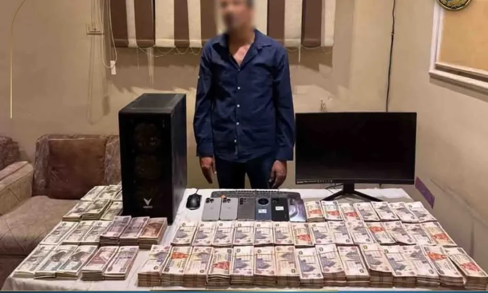 الداخلية:ضبط أحد الأشخاص لقيامه بالنصب علي المواطنين من خلال المراهنات والمضاربات