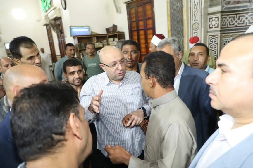 محافظ بني سويف يؤدي صلاة الجمعة بمسجد عمر بن عبد العزيز