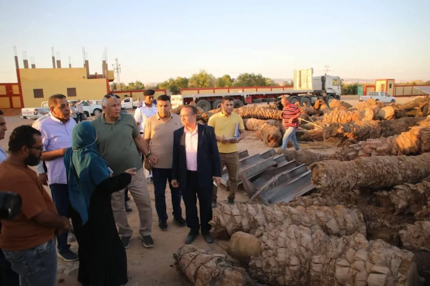 الزملوط يتفقد مصنع لتدوير مخلفات النخيل ويشيد بمبادرة لتخفيض الأسعار بالداخلة
