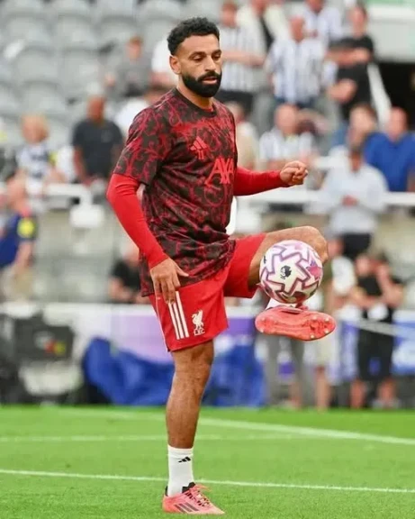 محمد صلاح يغادر بوركينا فاسو على متن طائرة خاصة متجها إلى إنجلترا