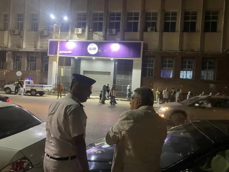 محافظ الدقهلية يتدخل لحل أزمة تكدس المواطنين بمحطة بنك مصر وعدن ويوجه بتوفير سيارات لنقلهم فورًا