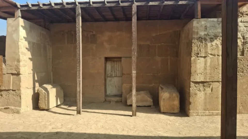 وزارة السياحة والآثار توضح حقيقة الفيديو المتداول بشأن مقبرة بتاح شبسس بأبو صير